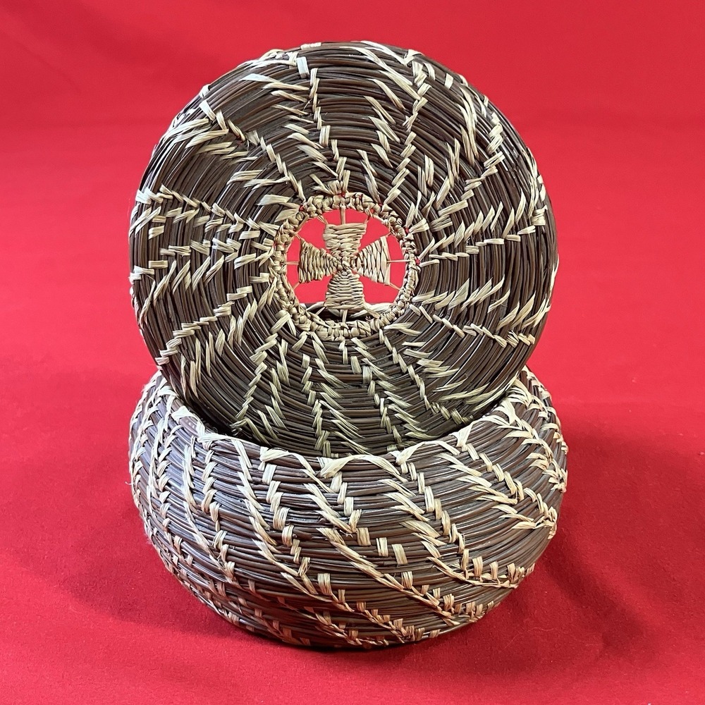 Vintage Handwoven Pine Needle Box with Lid / Handcrafted Coiled Basketry‎ - Picture 5 of 15